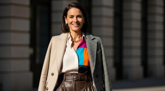 Femme élégante en tenue harmonieuse avec mélange subtil de couleurs et textures, lumière naturelle éclatante